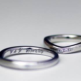直筆のメッセージが刻印されたプラチナの手作り結婚指輪（マリッジリング）