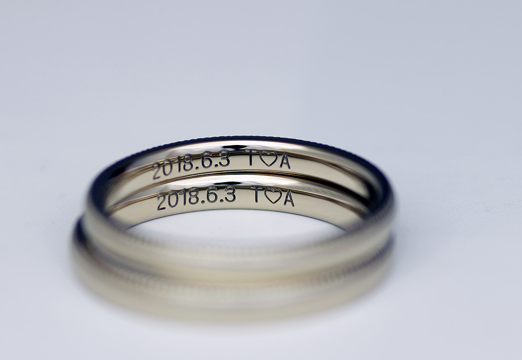 結婚指輪・婚約指輪のオリジナルジュエリーショップ、アトリエクラム新潟店で作られたブラウンゴールド素材の結婚指輪の内側の文字刻印