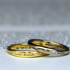 カジュアルな雰囲気が人気のイエローゴールドとブラウンゴールドのポージーリングデザインの結婚指輪（マリッジリング）