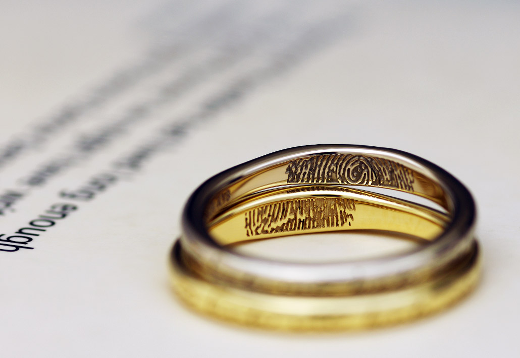 指紋が刻印（フィンガープリント）されたゴールドの結婚指輪（マリッジリング）
