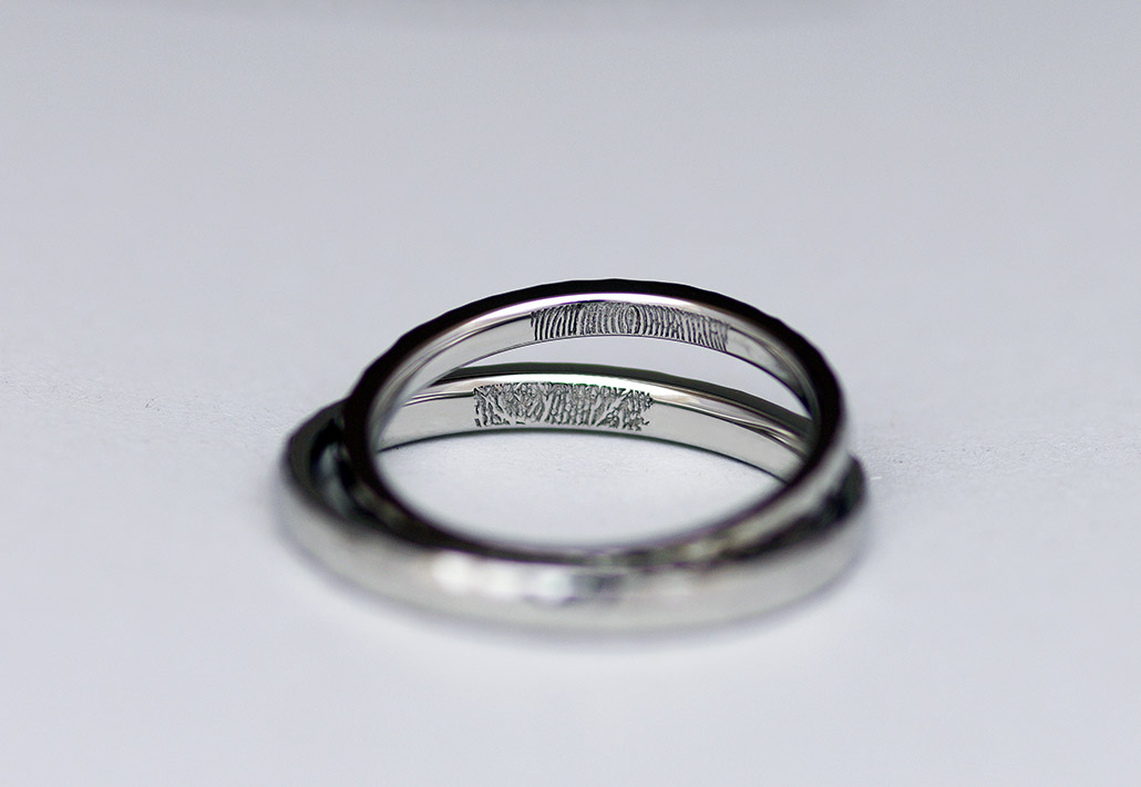 プラチナ950製の指紋が刻印された結婚指輪（マリッジリング）