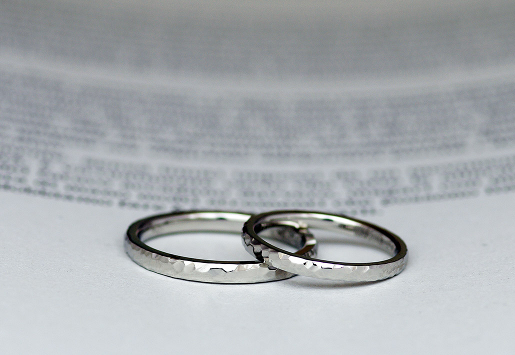 プラチナ950製の槌目模様が入った結婚指輪（マリッジリング）