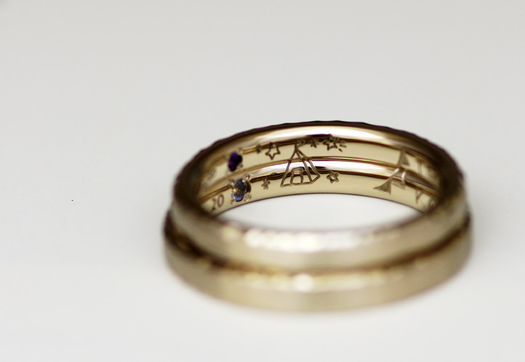 キャンプをイメージしたテントのイラストが刻印されたゴールドの結婚指輪（マリッジリング）