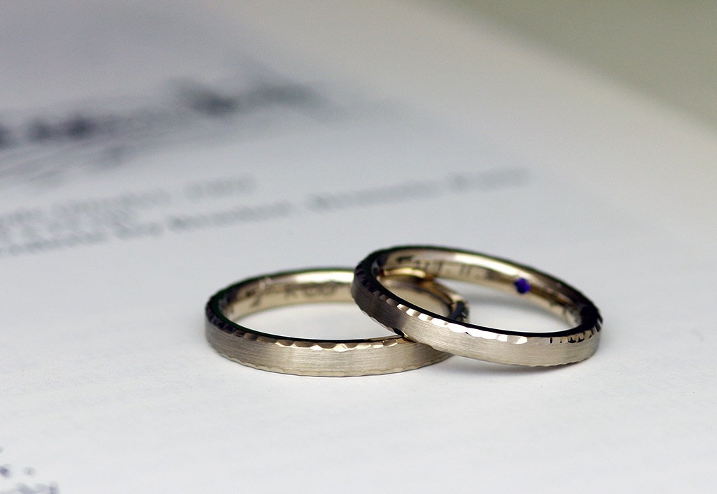 槌目模様とヘアライン加工が施されたブラウンゴールドの結婚指輪（マリッジリング）