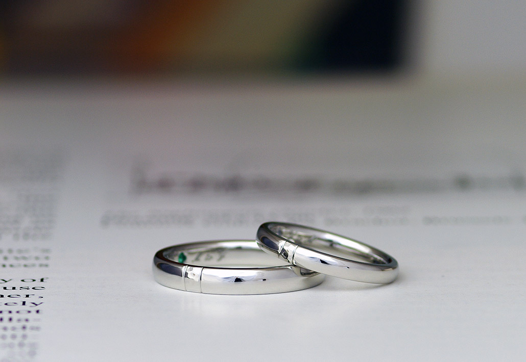 槌目が入ったプラチナ素材の甲丸ストレートデザインの結婚指輪（マリッジリング）