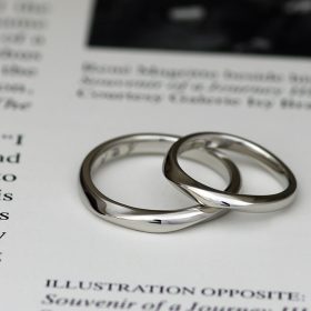 ウェーブひねりのデザインのプラチナ素材で作った結婚指輪（マリッジリング）