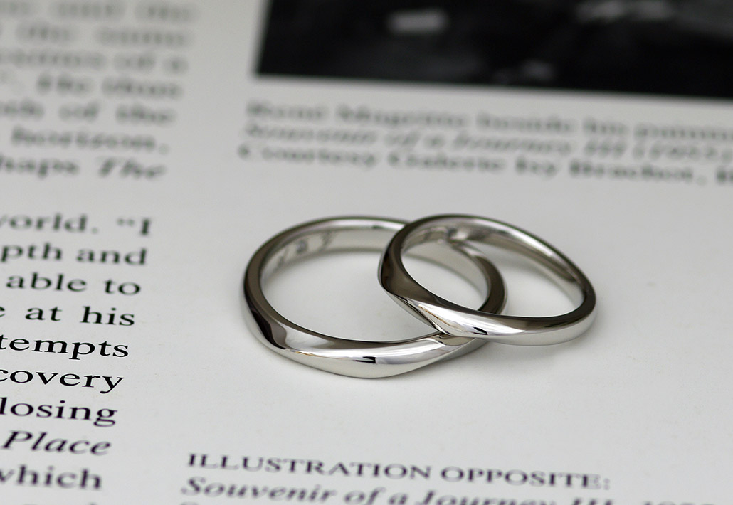 ウェーブひねりのデザインのプラチナ素材で作った結婚指輪（マリッジリング）
