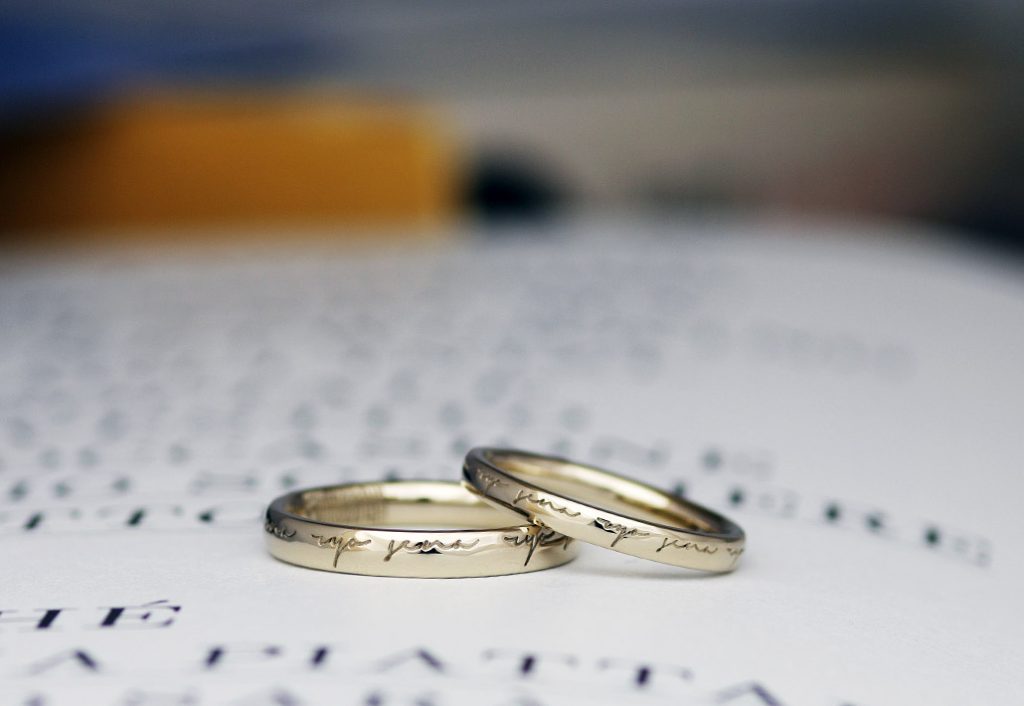 名前が刻印されたポージーリングデザインの手作り結婚指輪（セルフメイドマリッジリング）