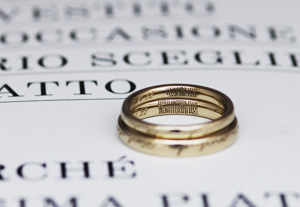 内側に指紋をレーザー刻印しているブラウンゴールド素材の結婚指輪（マリッジリング）