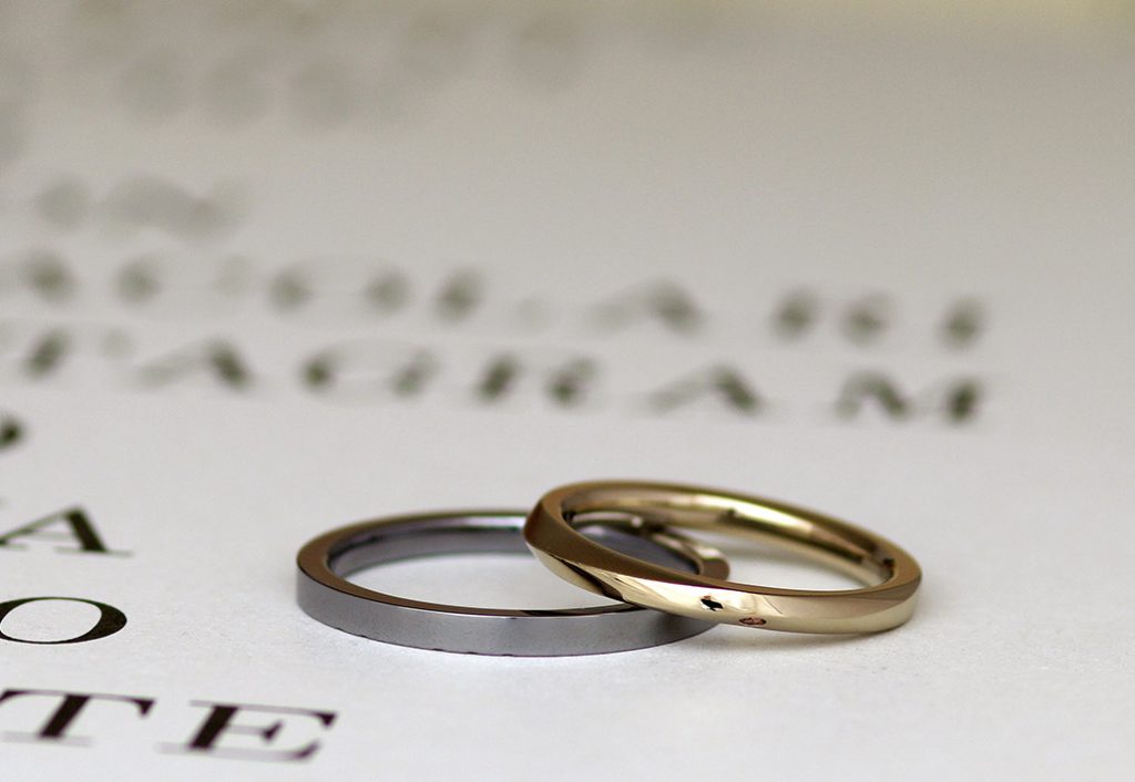 金属アレルギー対応素材のタンタルとアトリエクラムで人気ランキング上位のブラウンゴールドで作った結婚指輪（マリッジリング）