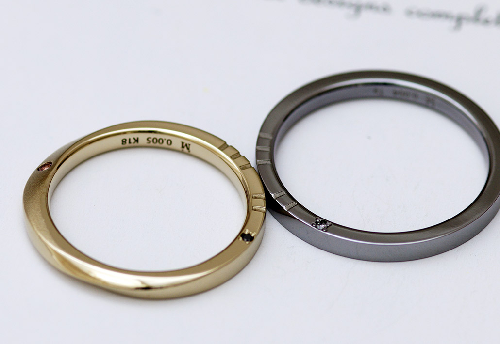 ブラウンゴールドのひねりデザインのリングとアレルギーフリー素材のタンタルの結婚指輪（マリッジリング）