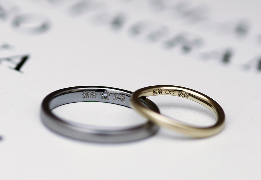 名前の刻印とダイヤモンドを入れたシンプルな結婚指輪（マリッジリング）