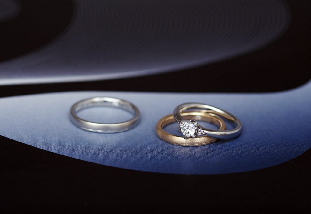 ピンクダイヤモンドをセッティングした婚約指輪（エンゲージリング）とプラチナとピンクゴールドの素材で作った同じデザインの結婚指輪（マリッジリング）