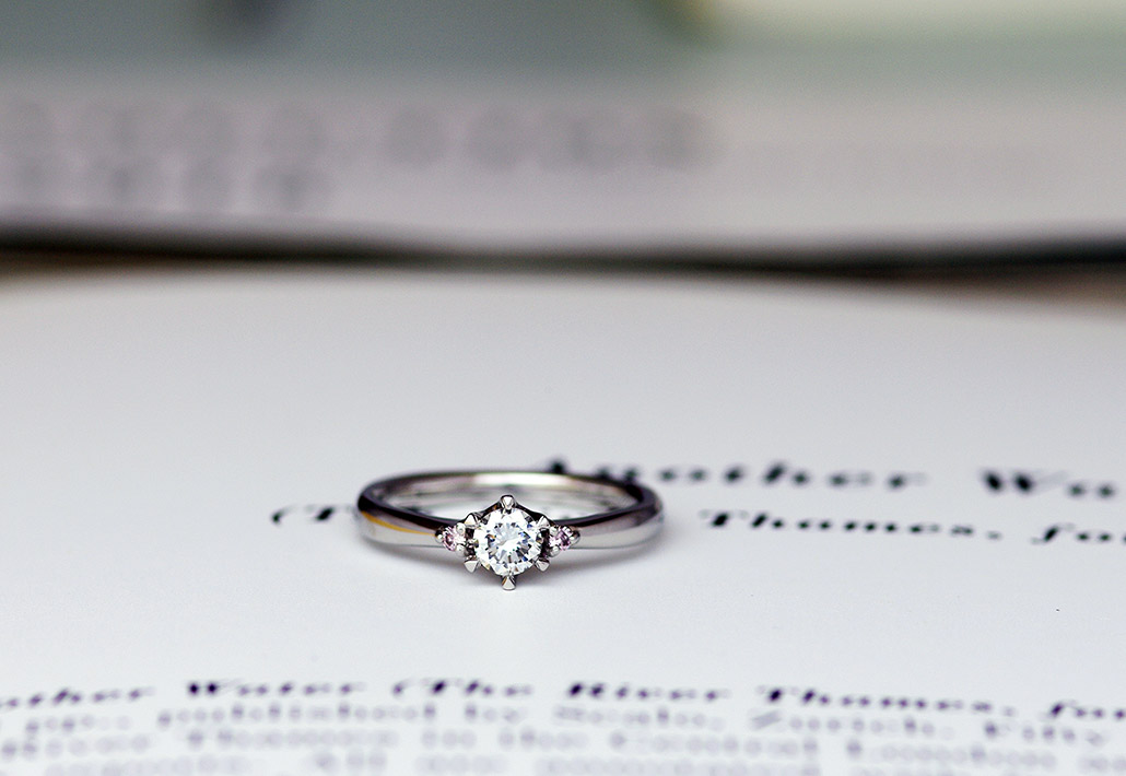 持込ダイヤモンドをリメイクし、ピンクダイヤモンドを一緒にセッティングしたシンプルな婚約指輪（エンゲージリング）
