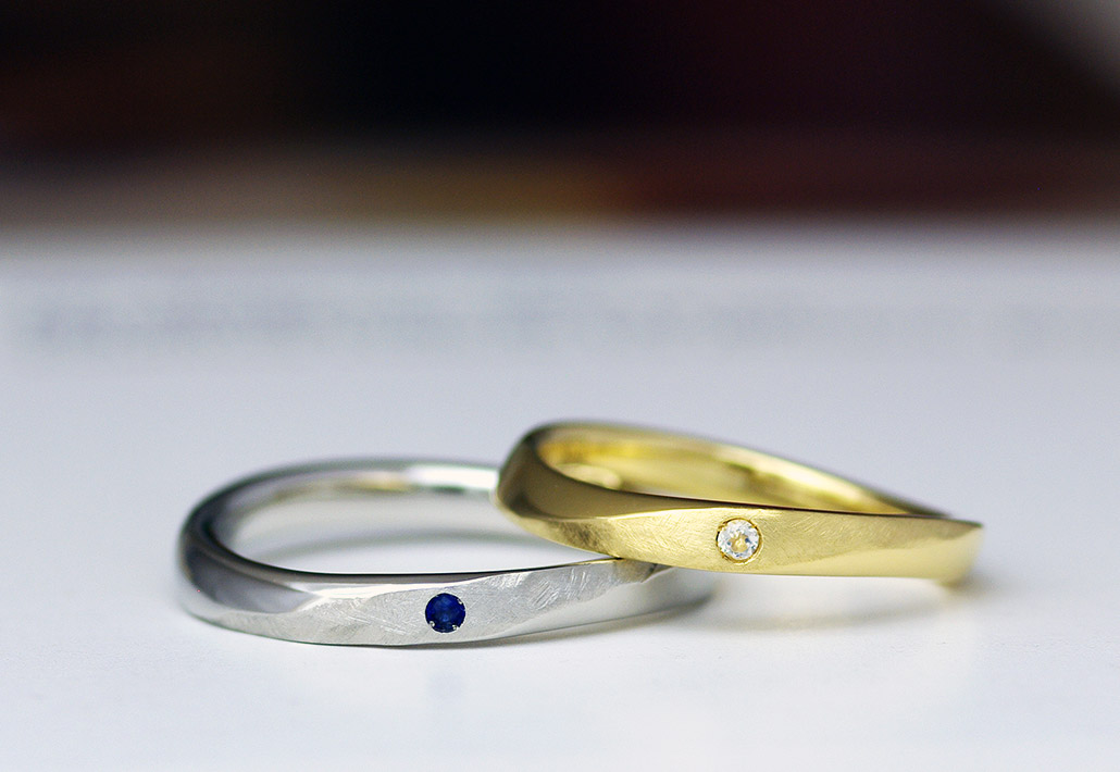 ウェーブにひねりの入ったプラチナとイエローゴールドの手作り（ハンドメイド）結婚指輪（マリッジリング）