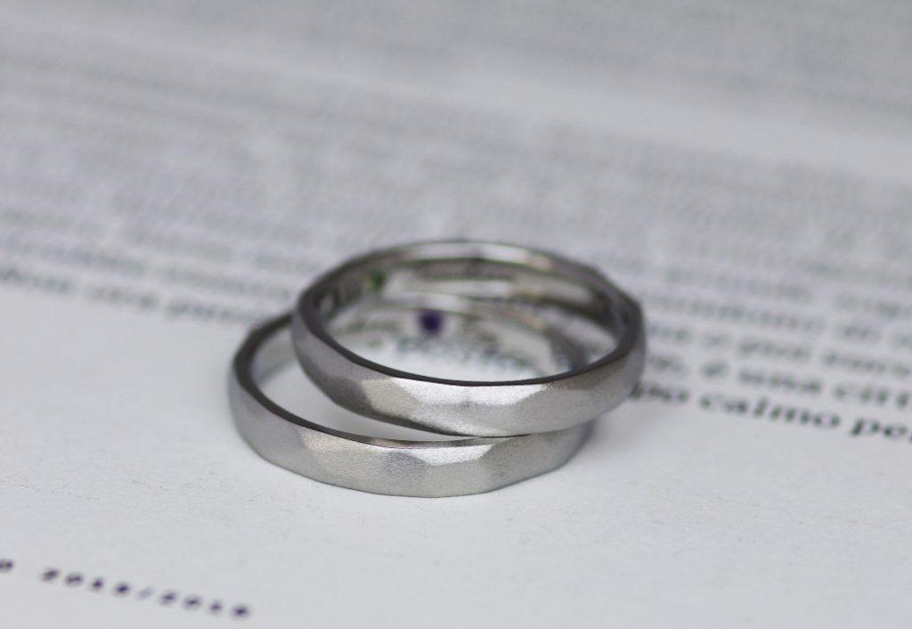 金属アレルギー対応のアレルギーフリー素材『サージカルステンレス』製の槌目模様が入った結婚指輪（マリッジリング）