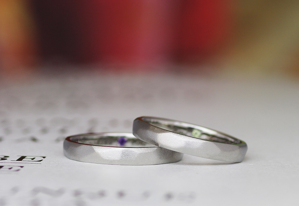 金属アレルギー対応のアレルギーフリー素材『サージカルステンレス』製でダイヤバー加工が施された結婚指輪（マリッジリング）