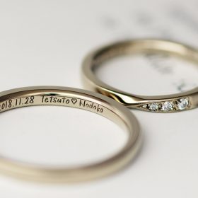 入籍日と名前が手書き（直筆）の文字で刻印された手作り結婚指輪（マリッジリング）の内側のレーザー刻印
