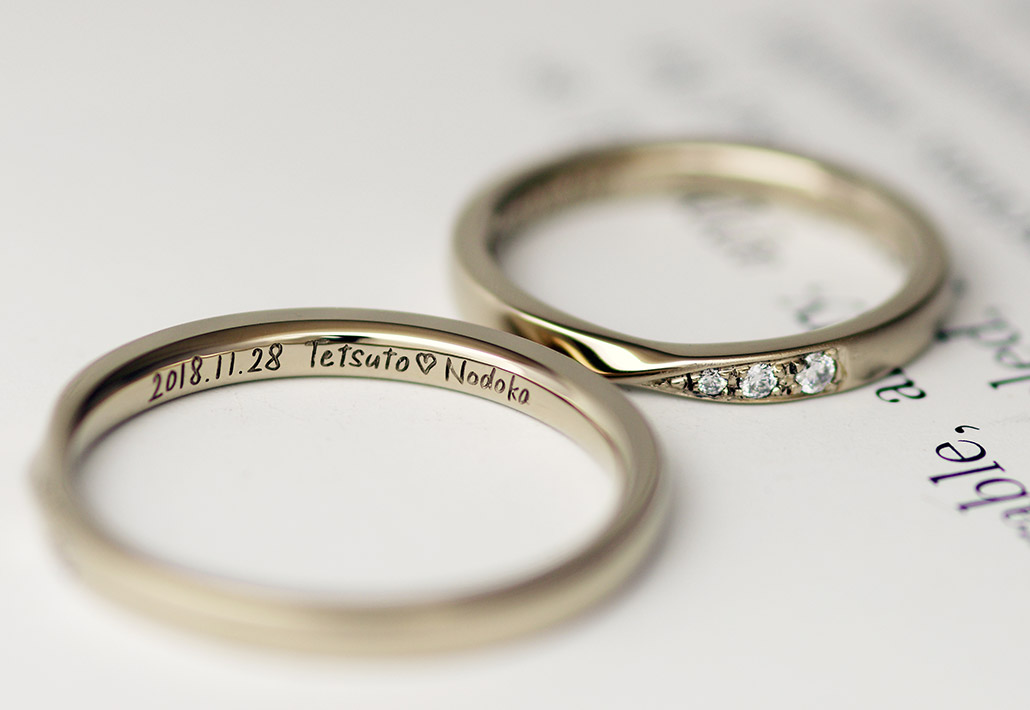 入籍日と名前が手書き（直筆）の文字で刻印された手作り結婚指輪（マリッジリング）の内側のレーザー刻印