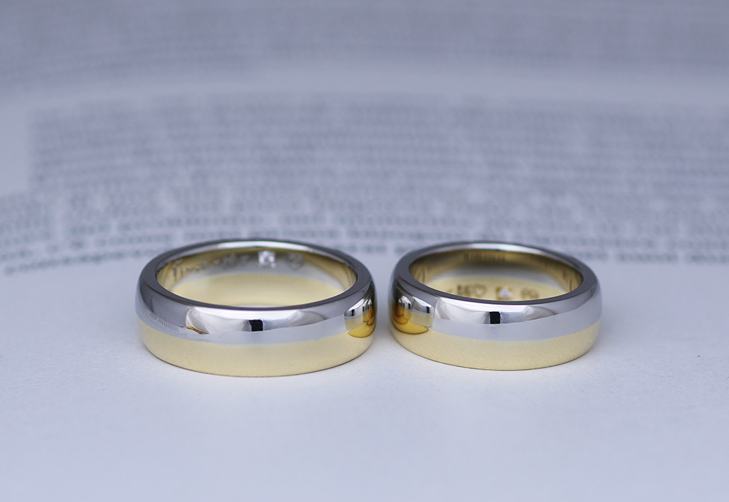 18金イエローゴールドとプラチナ950のコンビネーションデザインの甲丸で幅広の結婚指輪（マリッジリング）