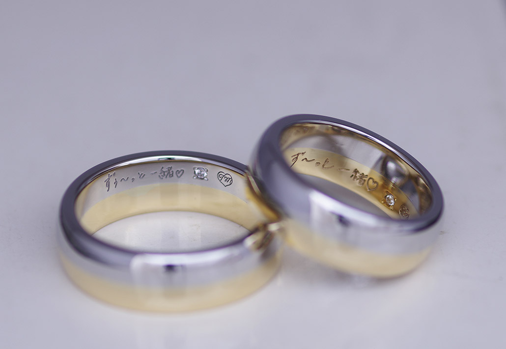 手書き（直筆）のメッセージが内側に刻印されたコンビデザインの結婚指輪（マリッジリング）
