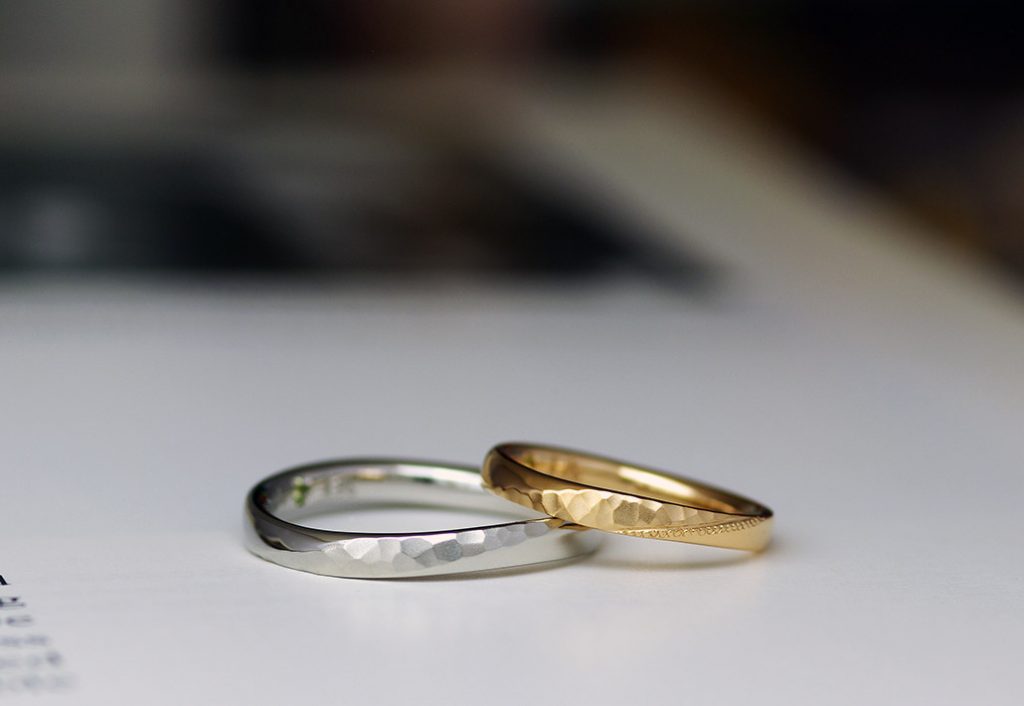 ブライダルリングで人気のウェーブひねりデザインで手作りされたプラチナとピンクゴールドの結婚指輪（マリッジリング）