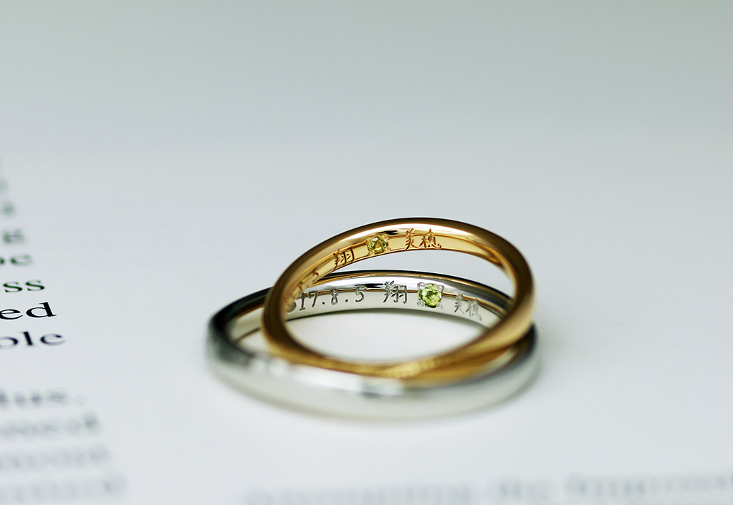 直筆（手書き）の文字が内側にレーザー刻印されたプラチナとピンクゴールドの結婚指輪（マリッジリング）