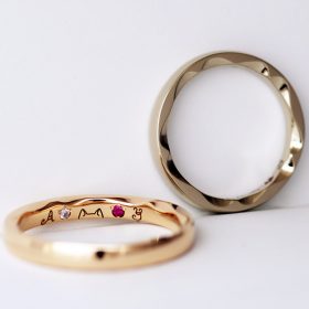 側面に桜のデザインと内側に猫のデザインが入ったブラウンゴールドとピンクゴールドの結婚指輪（マリッジリング）