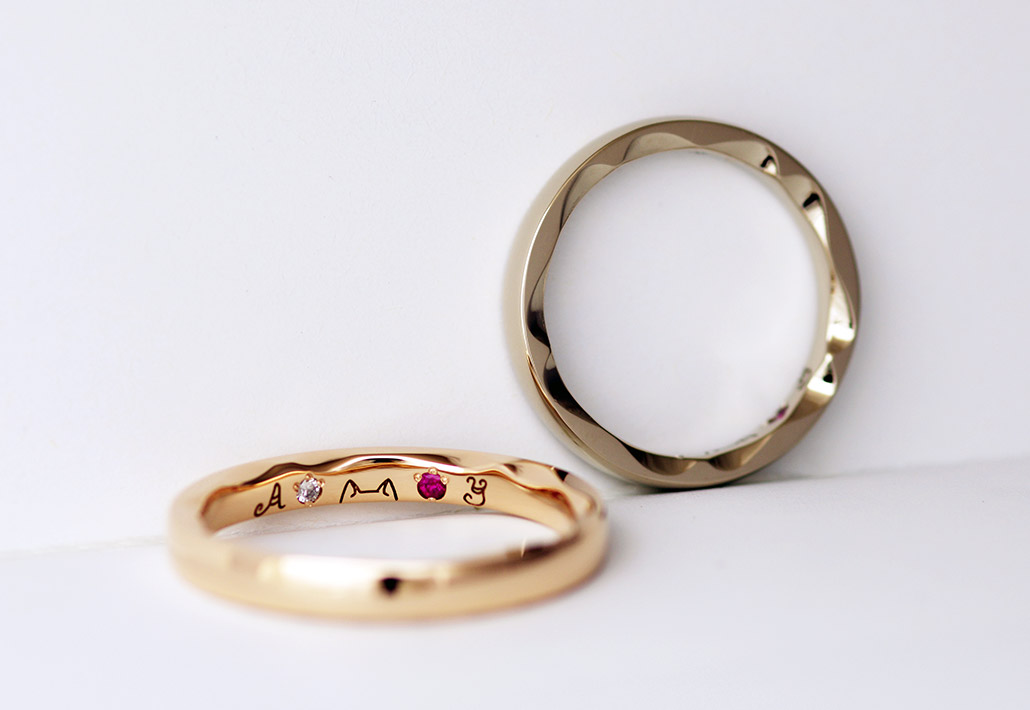 側面に桜のデザインと内側に猫のデザインが入ったブラウンゴールドとピンクゴールドの結婚指輪（マリッジリング）