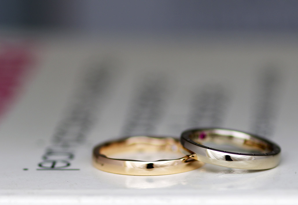 ピンクゴールドとブラウンゴールドの素材で作られたフラットでシンプルな手作り結婚指輪（マリッジリング）