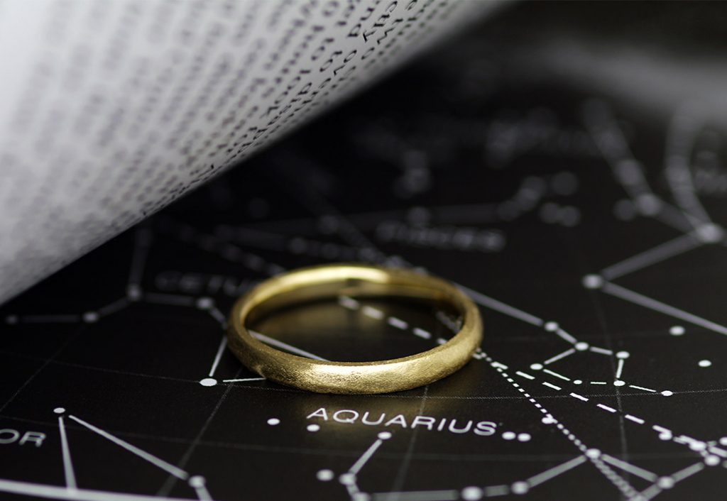 マット仕上げで手作り感のあるイエローゴールドの結婚指輪（マリッジリング）