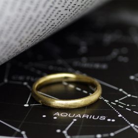 マット仕上げで手作り感のあるイエローゴールドの結婚指輪（マリッジリング）