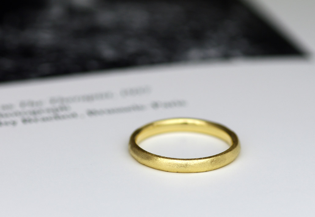 手作り感を残したクラフト仕上げのイエローゴールド素材のマリッジリング（結婚指輪）
