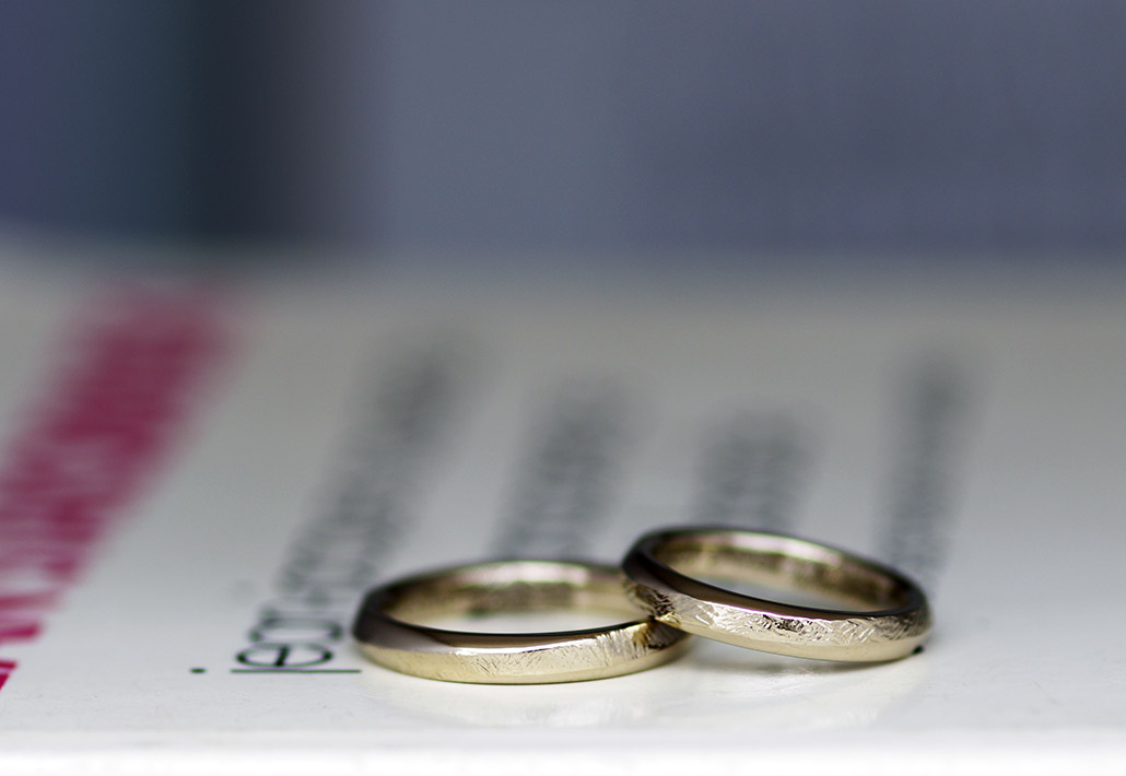 手作り感のあるブラウンゴールド素材のエッジがきいた結婚指輪（マリッジリング）