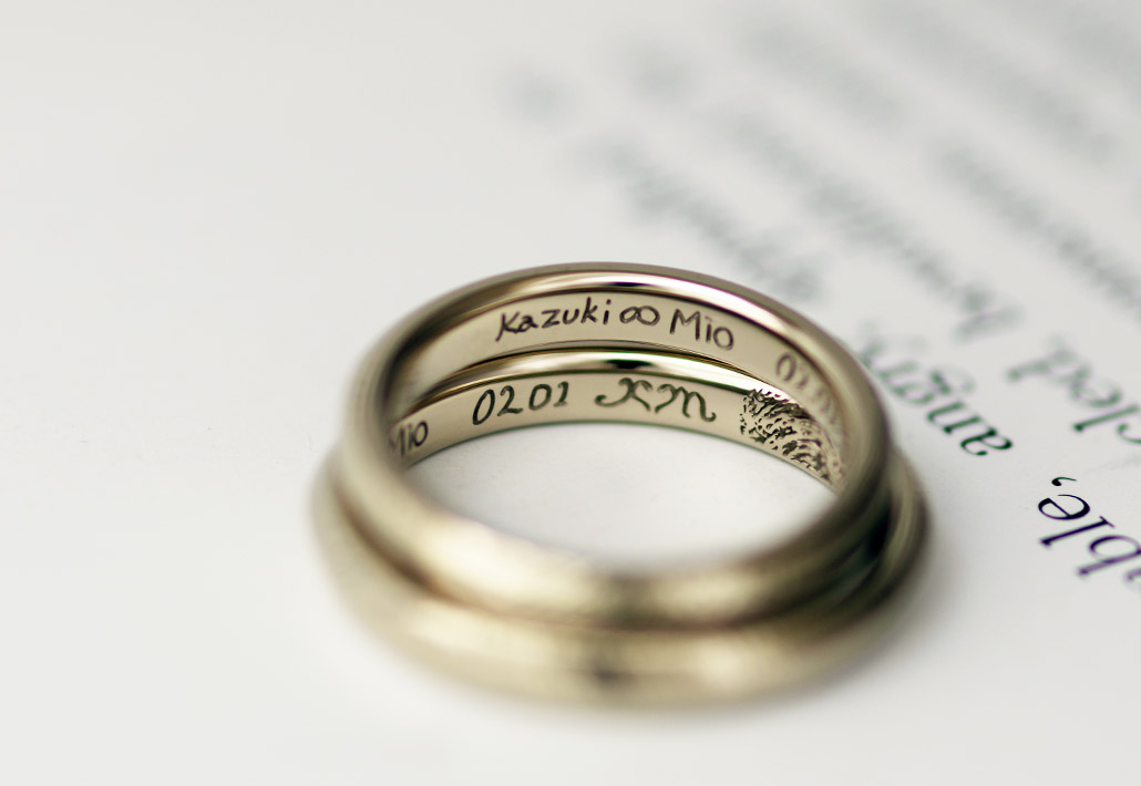 名前と日付の直筆文字が刻印されたブラウンゴールドで仕立てたオリジナルデザインの結婚指輪（マリッジリング）