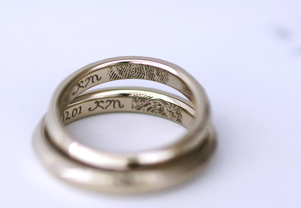 左手の薬指の指紋がレーザー刻印されたブラウンゴールドの結婚指輪（マリッジリング）