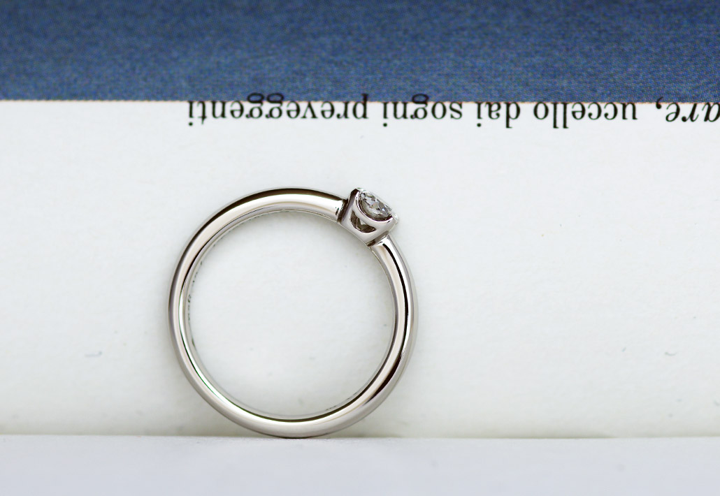 アトリエクラムでフルオーダーメイドされたプラチナ製のシンプルで着け心地の良い婚約指輪（エンゲージリング）