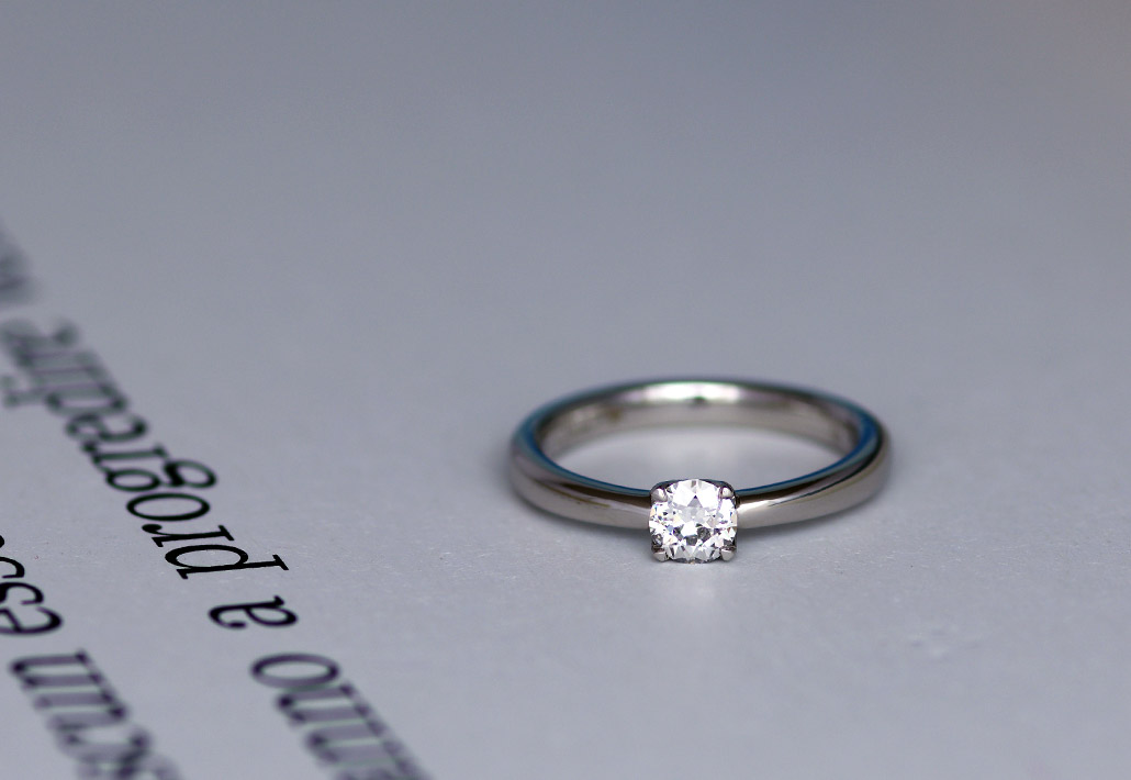 ソリテールデザインのシンプルなオーダーメイド婚約指輪（エンゲージリング）
