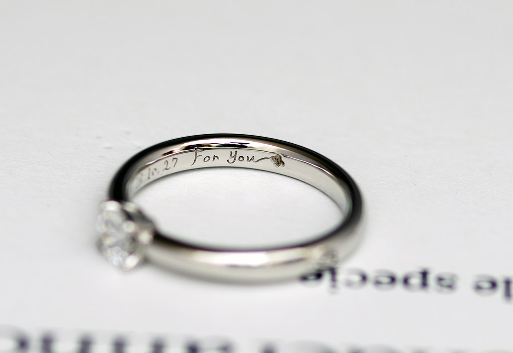 手書きのサプライズメッセージが刻印されたプラチナのオーダーメイド婚約指輪（エンゲージリング）