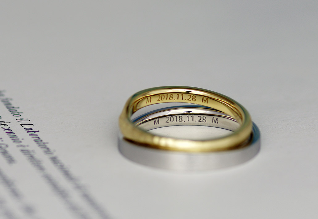 ふたりのイニシャルと入籍日を刻印したプラチナとイエローゴールドの結婚指輪（マリッジリング）
