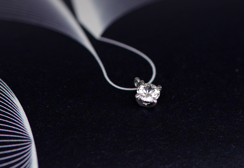 高品質で透明度の高いOEZダイヤモンド（オーバーエクセレントダイヤモンド）をセッティングした4本爪のネックレス