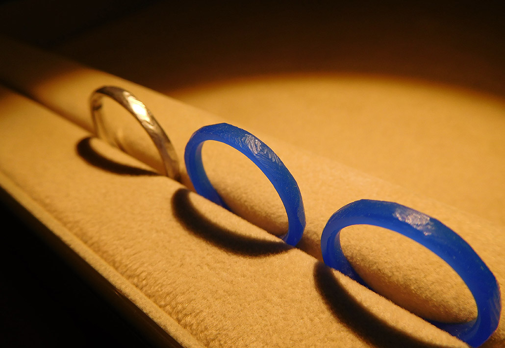 手作り指輪の原型となる青いWAX樹脂で仕上げたオーダー結婚指輪（マリッジリング）