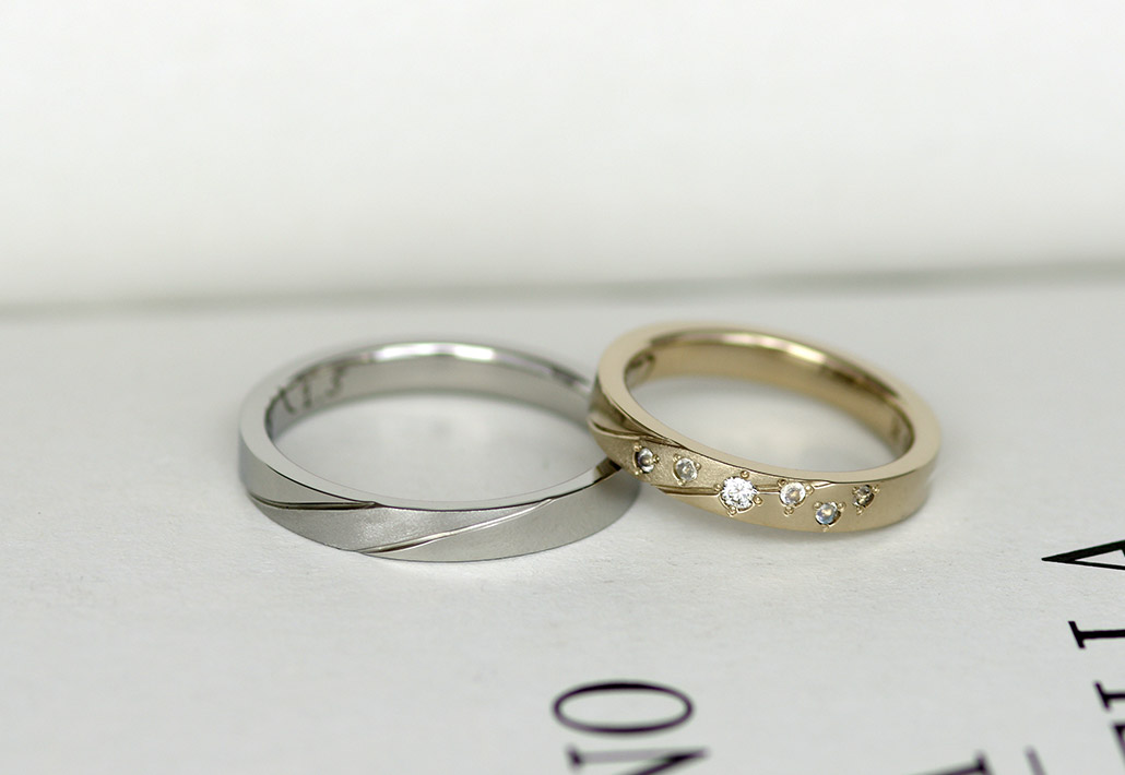 サージカルステンレスと18金のブラウンゴールドを使用した、ななめにダイヤバー加工が施された平打ちのオーダー結婚指輪（マリッジリング）