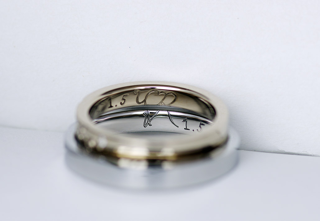 結婚指輪（マリッジリング）を重ねるとイニシャルで作られたハートのデザインが浮かび上がるふたつでひとつのオリジナルレーザー刻印