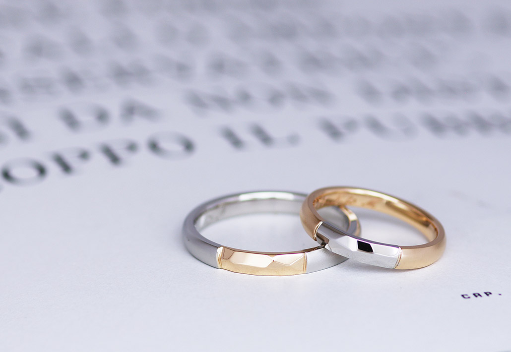 プラチナとピンクゴールドの槌目模様の箇所だけ地金を交換したようなコンビネーション（コンビ加工）デザインの結婚指輪（マリッジリング）