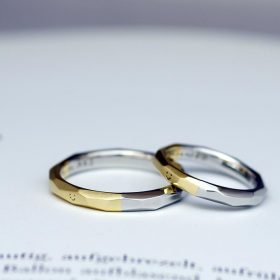 イエローゴールドとプラチナのコンビデザインの結婚指輪（マリッジリング）