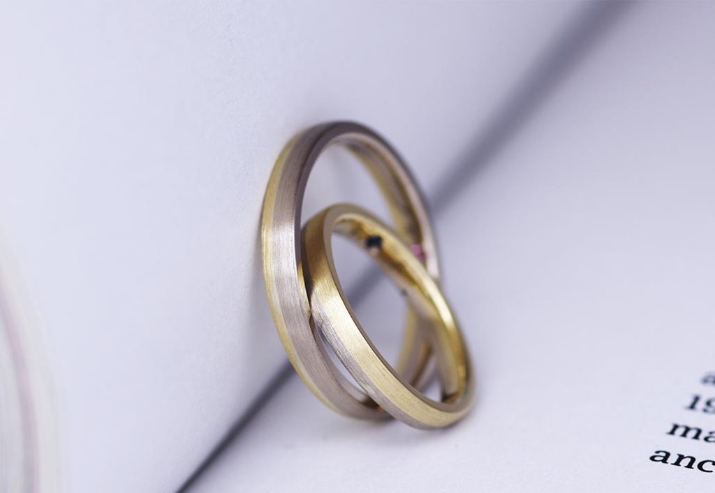 新潟市のジュエリーショップ『アトリエクラム新潟店』で手作りで作られたイエローゴールドとブラウンゴールドのコンビデザイン結婚指輪（マリッジリング）