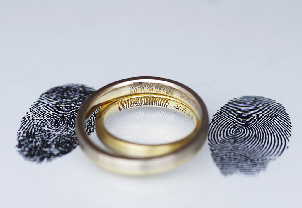 イエローゴールドとブラウンゴールドの組み合わせのコンビデザインの結婚指輪（マリッジリング）の内側に刻印された指紋レーザー刻印（フィンガープリント）