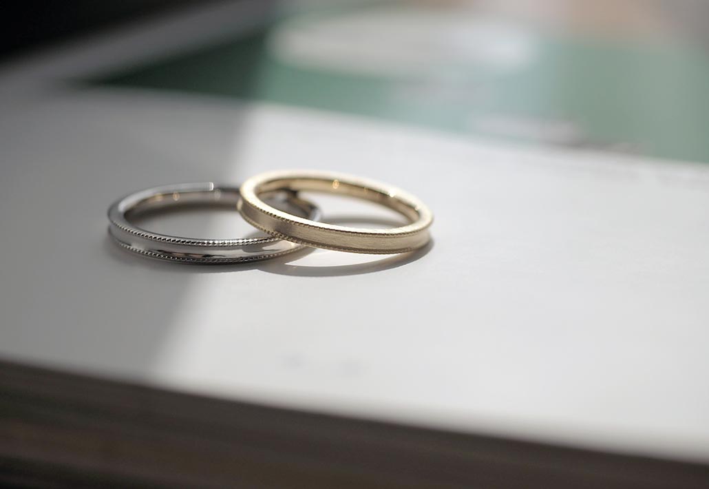 細かいミル打ち加工の結婚指輪（マリッジリング）