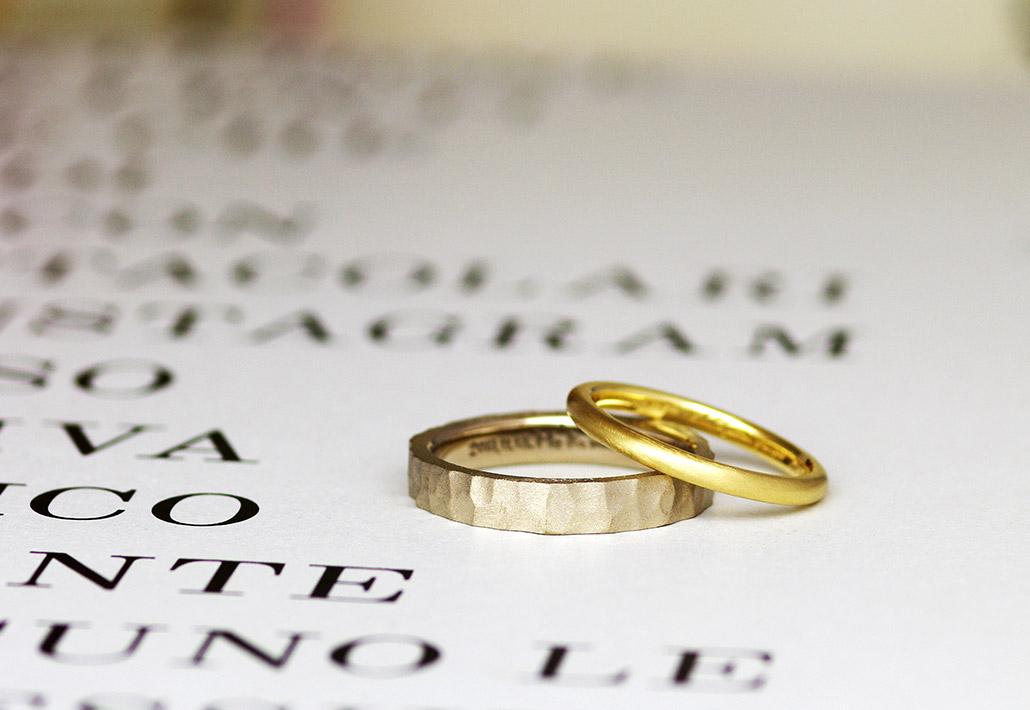太めの鎚目と細めの甲丸でデザイン違いの結婚指輪（マリッジリング）